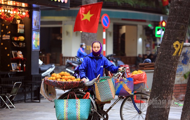 Trời rét đậm, mẹ trùm chăn đưa con tới trường - Ảnh 16.