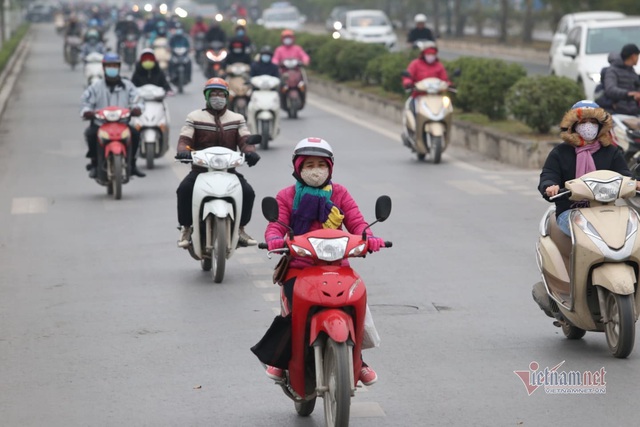 Trời rét đậm, mẹ trùm chăn đưa con tới trường - Ảnh 9.