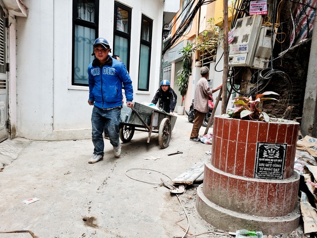 Hà Nội: Người dân hoang mang vì ngôi mộ lớn xuất hiện giữa lối đi chung - Ảnh 1.