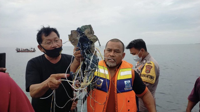 Tìm thấy mảnh vỡ nghi của máy bay chở 62 người rơi ở Indonesia - Ảnh 2.