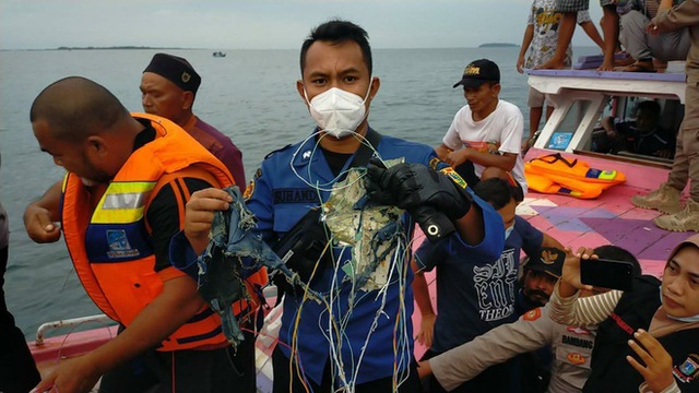 Tìm thấy mảnh vỡ nghi của máy bay chở 62 người rơi ở Indonesia - Ảnh 3.