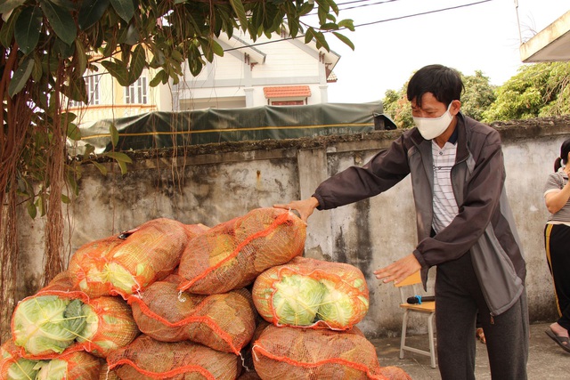 Lấy mẫu xét nghiệm toàn bộ khu dân cư nơi ca mắc đầu tiên của TP Hải Dương sinh sống - Ảnh 6.