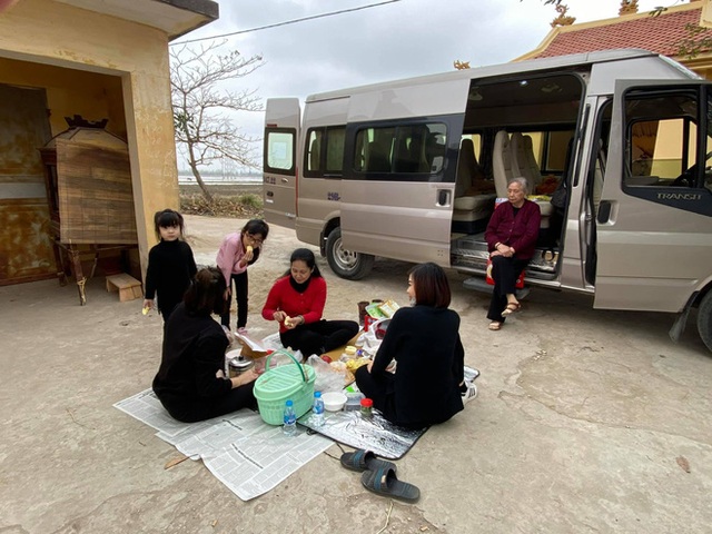  Câu chuyện đằng sau hình ảnh cả gia đình NSND Lan Hương trải báo ăn cơm ngoài đường - Ảnh 2.