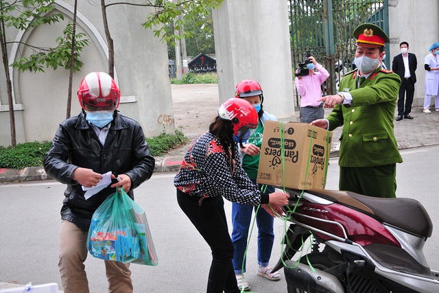 Ngày thứ hai tại khu cách ly trường tiểu học Xuân Phương: Các con thoải mái, phụ huynh yên lòng - Ảnh 1.