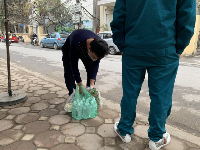 Hình ảnh Hà Nội phong tỏa ngõ 49 Dịch Vọng nơi có ca mới nhất trong cộng đồng - Ảnh 11.