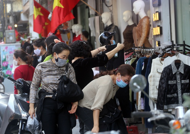 Người dân Thủ đô kéo nhau mua sắm quần áo giảm giá ngày cuối năm - Ảnh 2.