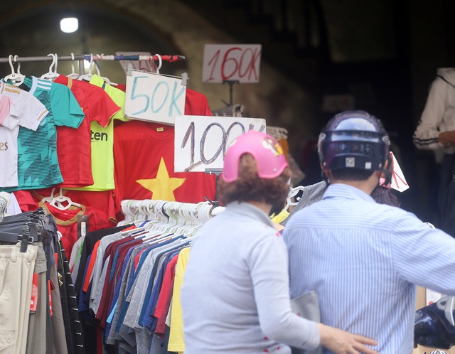 Người dân Thủ đô kéo nhau mua sắm quần áo giảm giá ngày cuối năm - Ảnh 3.