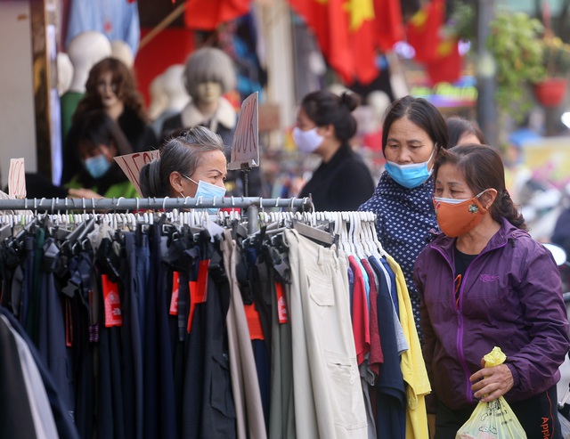 Người dân Thủ đô kéo nhau mua sắm quần áo giảm giá ngày cuối năm - Ảnh 5.