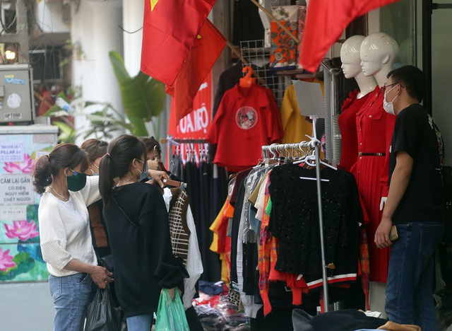 Người dân Thủ đô kéo nhau mua sắm quần áo giảm giá ngày cuối năm - Ảnh 8.