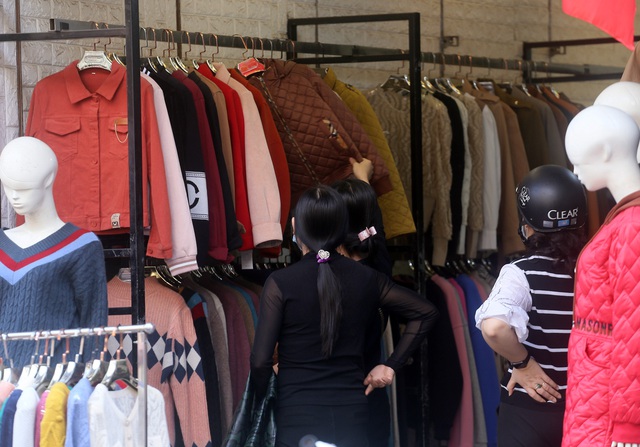 Người dân Thủ đô kéo nhau mua sắm quần áo giảm giá ngày cuối năm - Ảnh 12.
