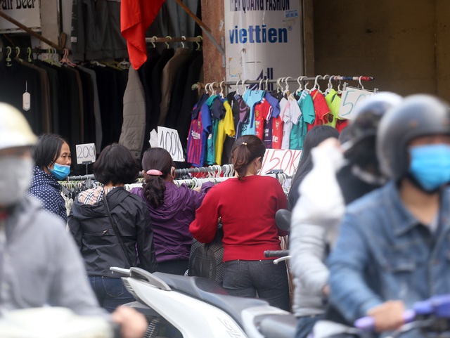 Người dân Thủ đô kéo nhau mua sắm quần áo giảm giá ngày cuối năm - Ảnh 13.