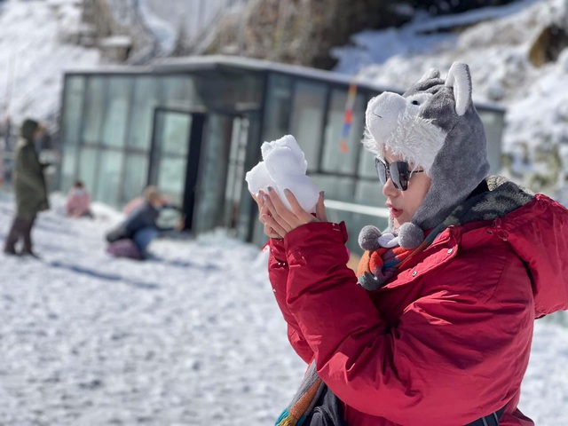 Du khách thích thú với khung cảnh tuyết phủ trắng tuyệt đẹp ngày cuối năm trên đỉnh Fansipan - Ảnh 8.