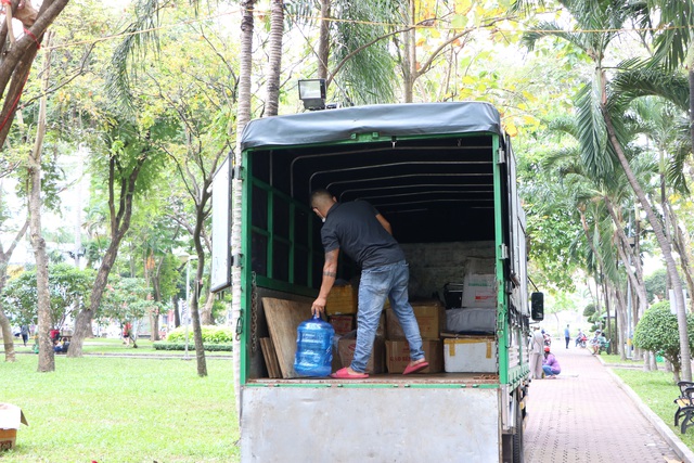 Người dân Sài Gòn kéo nhau đi mua hoa tết giá rẻ ngày 30 tết - Ảnh 8.