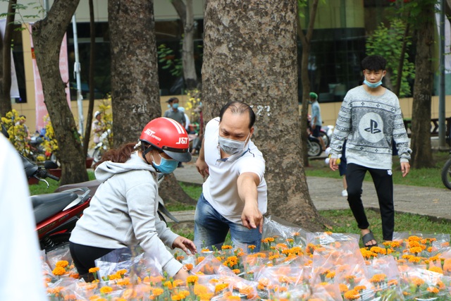 Người dân Sài Gòn kéo nhau đi mua hoa tết giá rẻ ngày 30 tết - Ảnh 4.