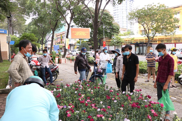 Người dân Sài Gòn kéo nhau đi mua hoa tết giá rẻ ngày 30 tết - Ảnh 5.