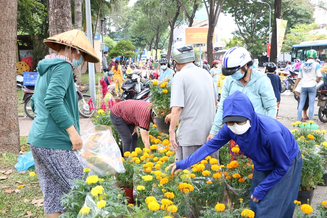 Người dân Sài Gòn kéo nhau đi mua hoa tết giá rẻ ngày 30 tết - Ảnh 2.