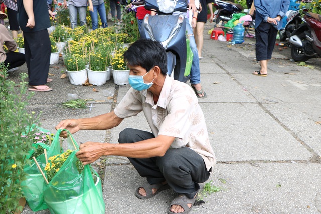 Người dân Sài Gòn kéo nhau đi mua hoa tết giá rẻ ngày 30 tết - Ảnh 7.