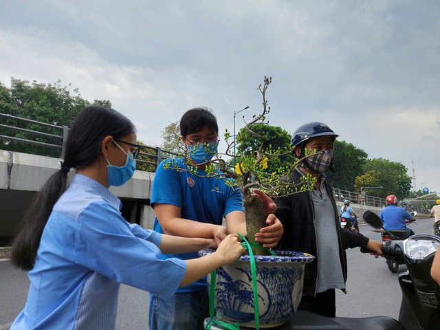 Ngày 30 Tết: Tấp nập mua bán, cây kiểng cháy hàng - Ảnh 2.