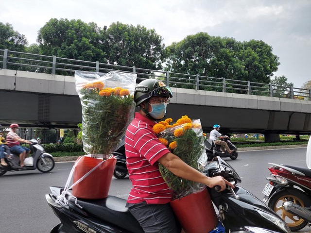 Ngày 30 Tết: Tấp nập mua bán, cây kiểng cháy hàng - Ảnh 5.