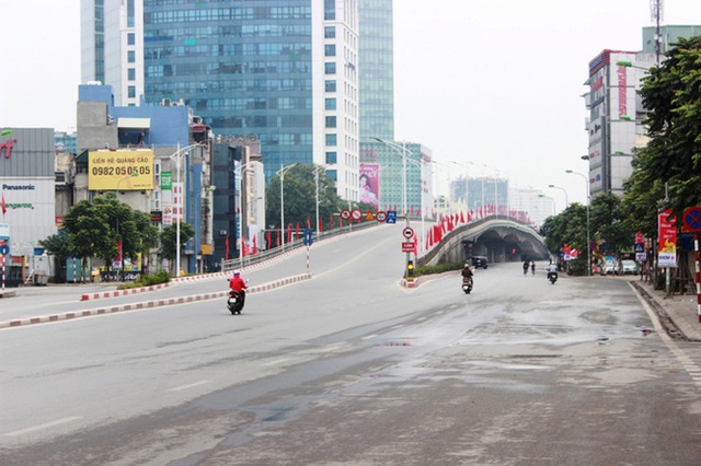 Hà Nội mưa xuân nhẹ, đậm chất Tết vào sáng mùng 1, cả nước trời hửng nắng - Ảnh 1.