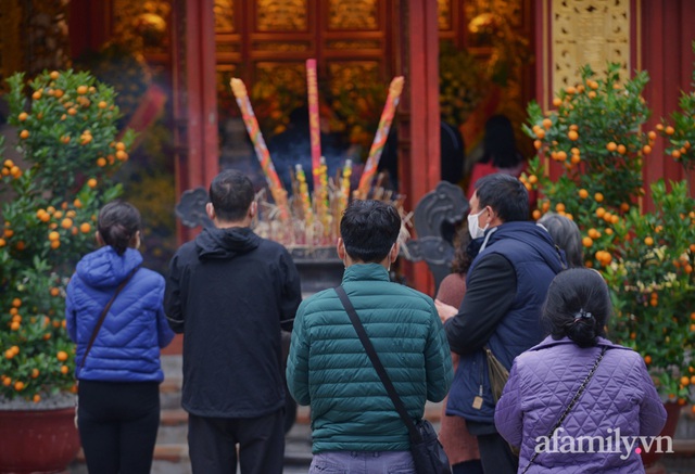 Hà Nội sáng mùng 1 Tết yên bình đến lạ, người dân thong thả đạp xe, đi lễ đền Ngọc Sơn - Ảnh 15.