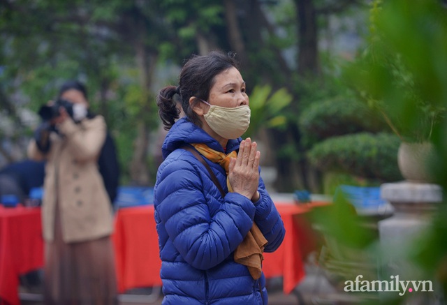 Hà Nội sáng mùng 1 Tết yên bình đến lạ, người dân thong thả đạp xe, đi lễ đền Ngọc Sơn - Ảnh 18.