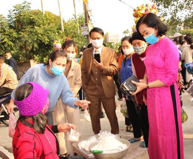 Hình ảnh khác lạ có 1-0-2 tại phiên chợ đặc biệt họp duy nhất sáng mồng 2 Tết  ở Hải Dương - Ảnh 11.