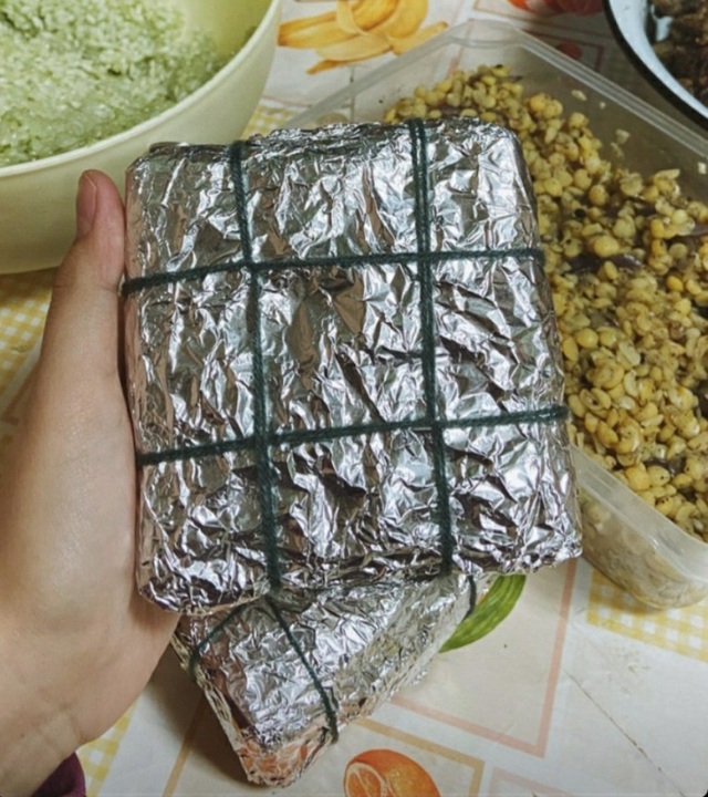 Du học sinh Việt gói bánh chưng bằng giấy bạc đón Tết - Ảnh 2.