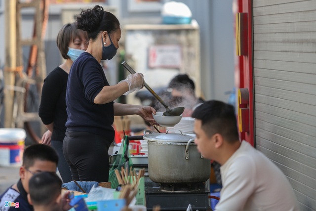 Tiệm vàng, quán ăn ở Hà Nội mở hàng lấy ngày mùng 2 Tết - Ảnh 3.