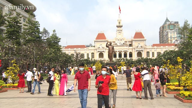 Nhan nhản người dân đi chơi Tết tại đường hoa Nguyễn Huệ, công viên Tao Đàn quên đeo khẩu trang giữa mùa dịch COVID-19 - Ảnh 1.