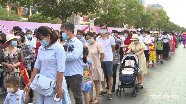 Nhan nhản người dân đi chơi Tết tại đường hoa Nguyễn Huệ, công viên Tao Đàn quên đeo khẩu trang giữa mùa dịch COVID-19 - Ảnh 2.