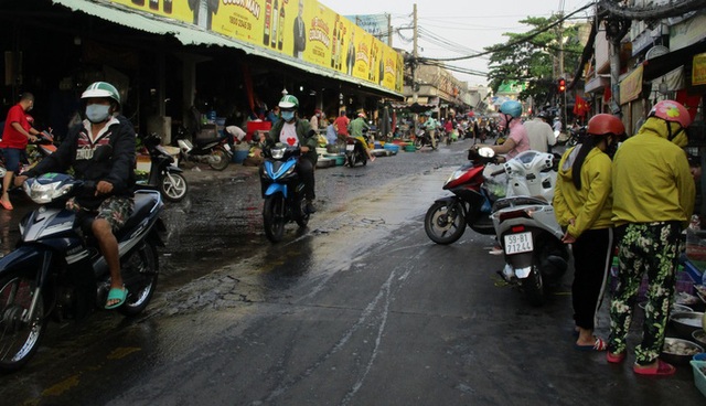  Ngán đồ Tết, người dân tấp nập mua rau xanh, bánh mì  - Ảnh 3.