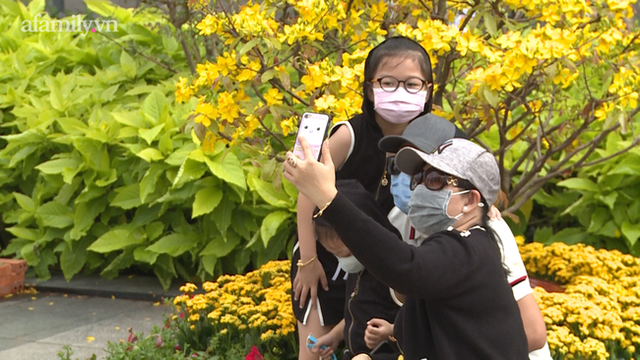 Nhan nhản người dân đi chơi Tết tại đường hoa Nguyễn Huệ, công viên Tao Đàn quên đeo khẩu trang giữa mùa dịch COVID-19 - Ảnh 4.