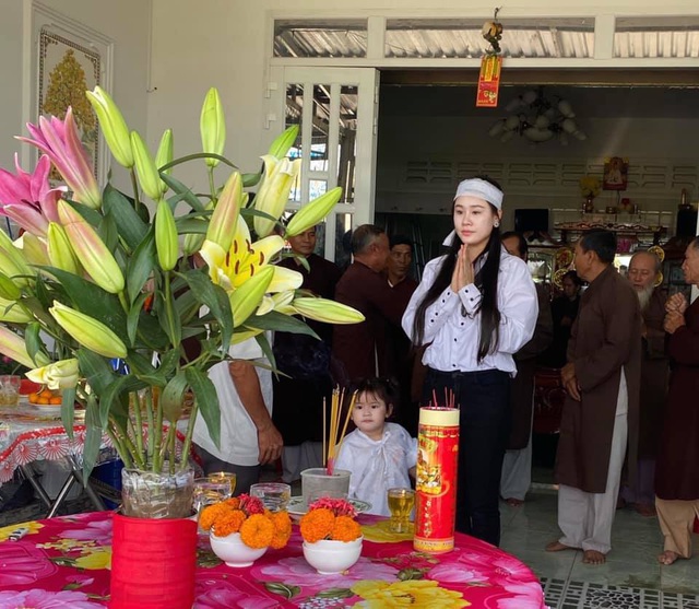 Vợ 2 Vân Quang Long tổ chức lễ cúng 49 ngày cho chồng - Ảnh 3.