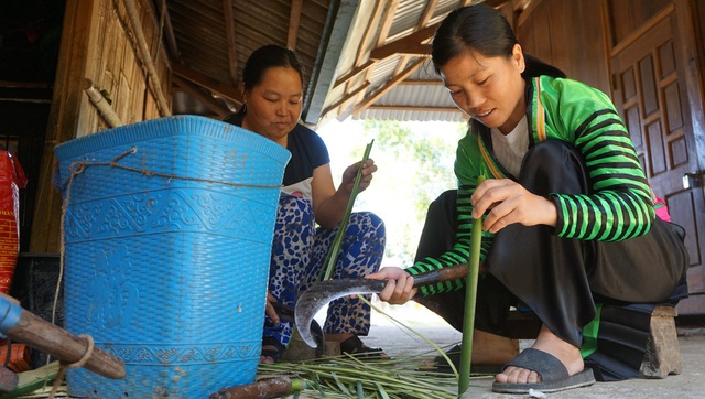 Tục làm giấy bản đón năm mới của người Mông - Ảnh 8.