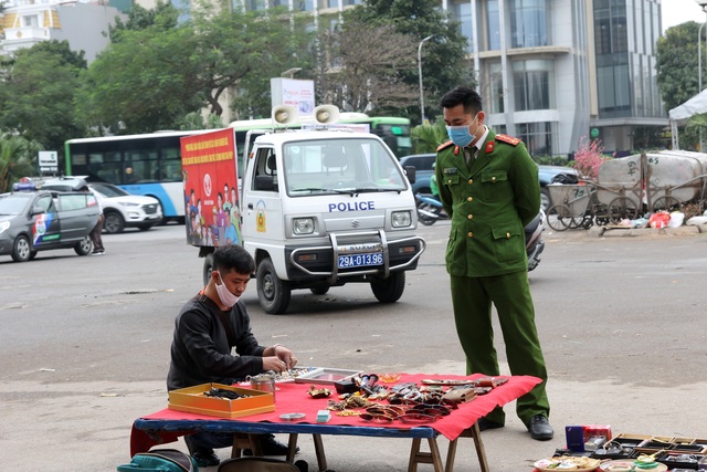 ẢNH: Ngày đầu tiên hàng, quán đồng loạt đóng cửa để phòng dịch COVID-19, phố phường Hà Nội bình yên đến nao lòng - Ảnh 13.