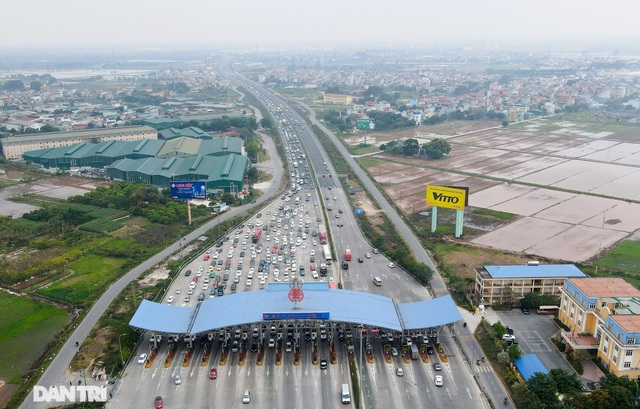 Hàng vạn người đổ về thủ đô trong ngày nghỉ Tết Nguyên đán cuối cùng - Ảnh 1.