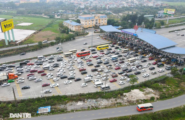 Hàng vạn người đổ về thủ đô trong ngày nghỉ Tết Nguyên đán cuối cùng - Ảnh 2.