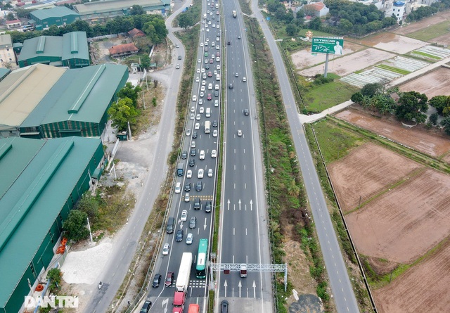 Hàng vạn người đổ về thủ đô trong ngày nghỉ Tết Nguyên đán cuối cùng - Ảnh 7.