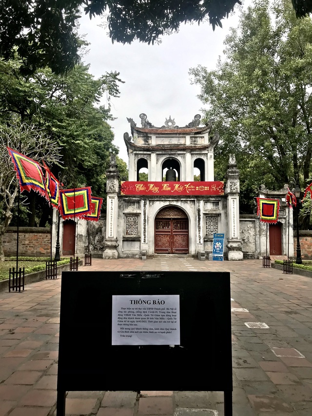 Hà Nội: Đền chùa đóng cửa vì COVID-19, người dân vái vọng trong ngày khai xuân - Ảnh 10.