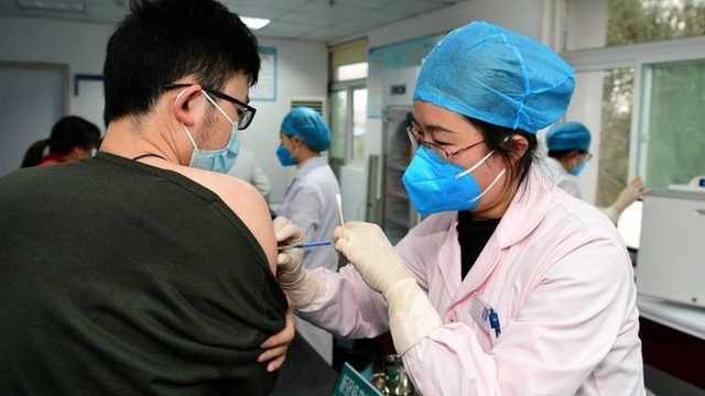 Trùm lừa đảo ở Trung Quốc chế vaccine Covid-19 từ nước muối - Ảnh 2.