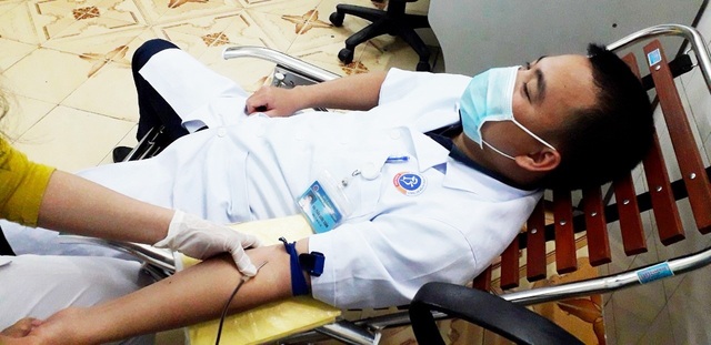 Quảng Bình: Bác sĩ hiến máu cứu sản phụ vỡ thai ngoài tử cung - Ảnh 2.