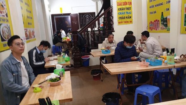 Đi uống cà phê, hàng trăm người ở Hà Nội bị xử phạt vì không đeo khẩu trang, cố tình mở cửa hàng kinh doanh - Ảnh 2.