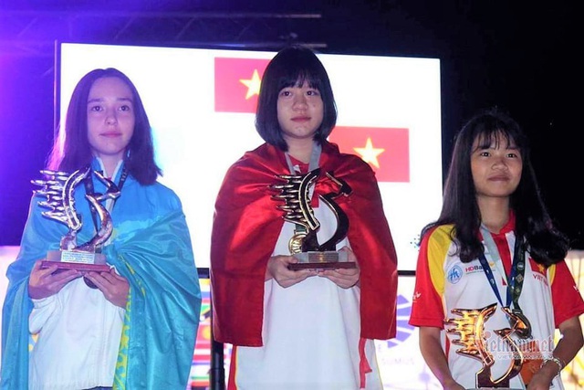 Đường đi học 200 km của nữ sinh lớp 10 v&ocirc; địch cờ vua thế giới - Ảnh 1.