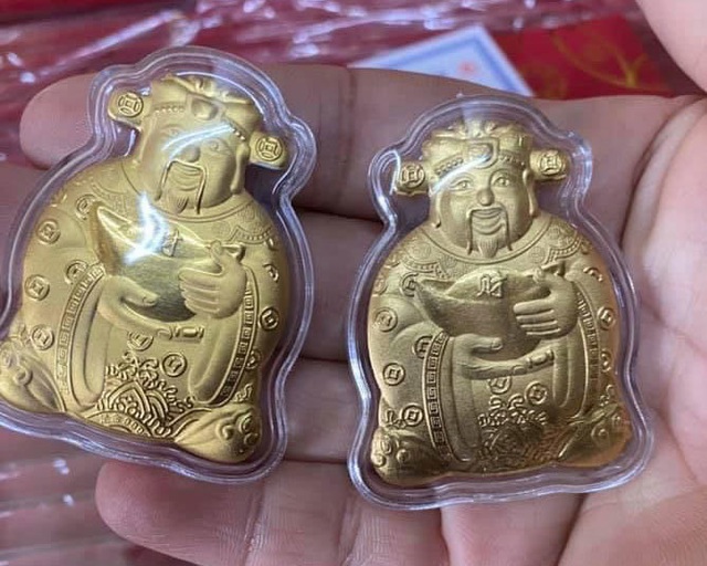Trâu vàng Trung Quốc, Thần tài bên Tàu tràn sang chợ Việt giá 10.000 đồng - Ảnh 3.
