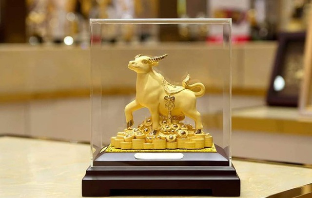 Các doanh nghiệp vàng đua nhau ra mẫu trâu vàng 9999 độc lạ để hút khách ngày Thần Tài - Ảnh 1.
