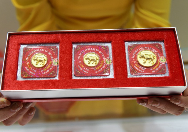 Các doanh nghiệp vàng đua nhau ra mẫu trâu vàng 9999 độc lạ để hút khách ngày Thần Tài - Ảnh 2.