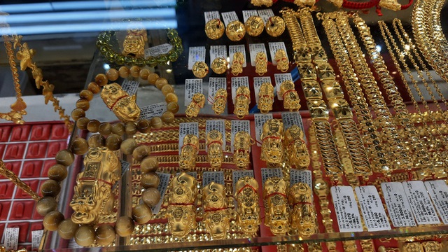 Các doanh nghiệp vàng đua nhau ra mẫu trâu vàng 9999 độc lạ để hút khách ngày Thần Tài - Ảnh 6.