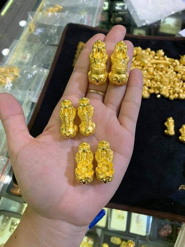 Các doanh nghiệp vàng đua nhau ra mẫu trâu vàng 9999 độc lạ để hút khách ngày Thần Tài - Ảnh 7.