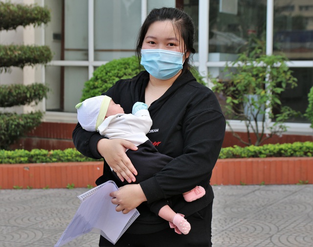 Bệnh nhi sơ sinh đầu tiên mắc COVID-19 tại Việt Nam đã khỏi bệnh - Ảnh 2.